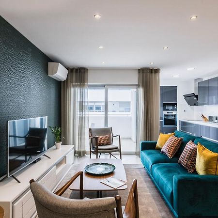 Coolhouses Lagos, 2 Bed Stylish City Flat, Rooftop Shared Pool, Clayheart ภายนอก รูปภาพ