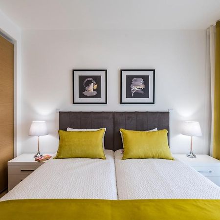 Coolhouses Lagos, 2 Bed Stylish City Flat, Rooftop Shared Pool, Clayheart ภายนอก รูปภาพ