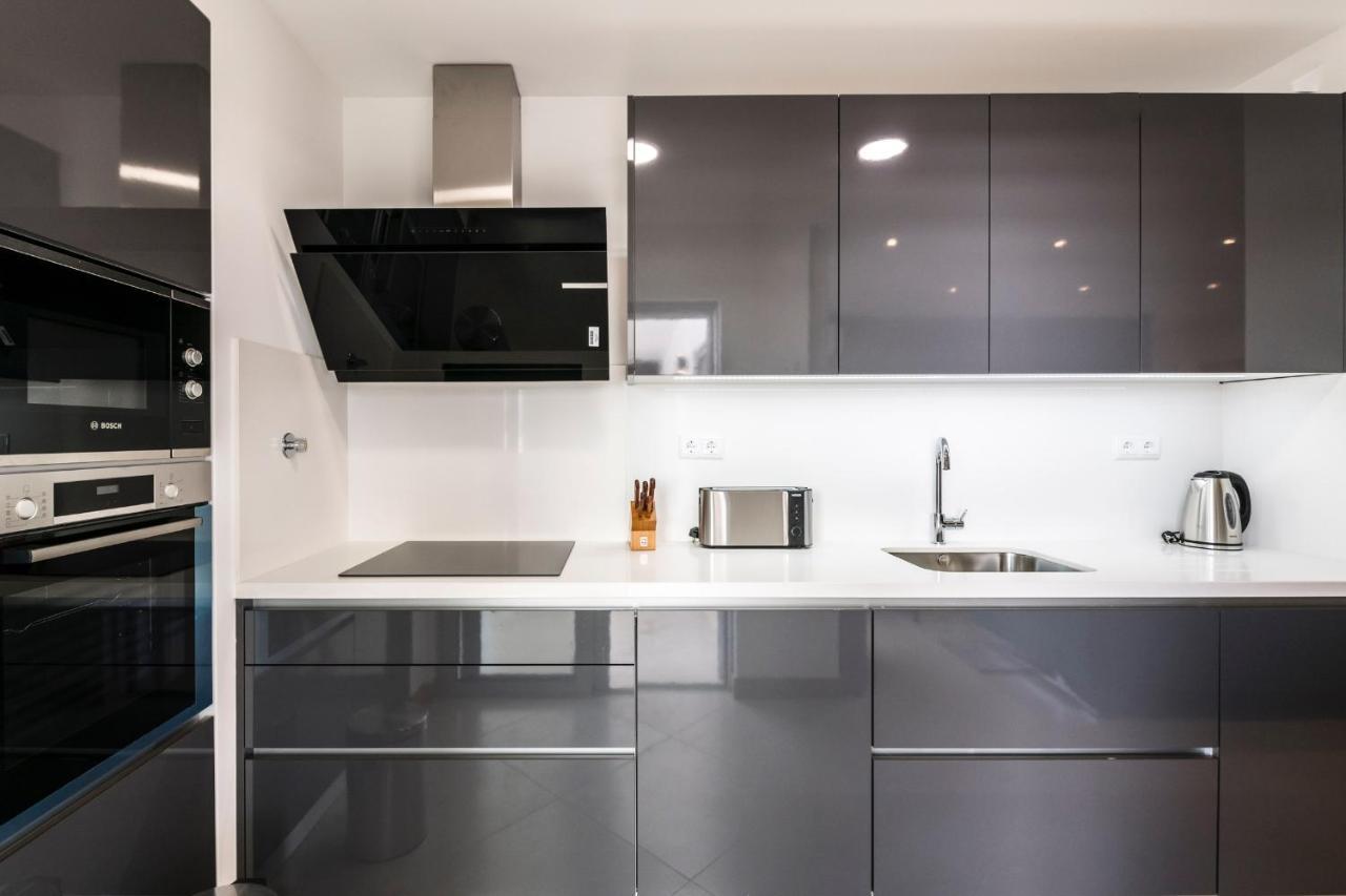 Coolhouses Lagos, 2 Bed Stylish City Flat, Rooftop Shared Pool, Clayheart ภายนอก รูปภาพ