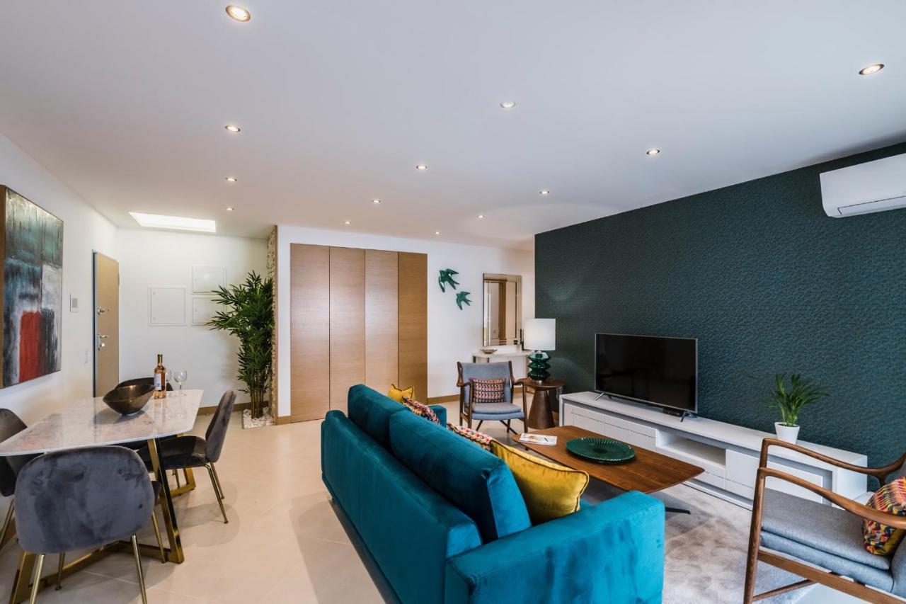 Coolhouses Lagos, 2 Bed Stylish City Flat, Rooftop Shared Pool, Clayheart ภายนอก รูปภาพ