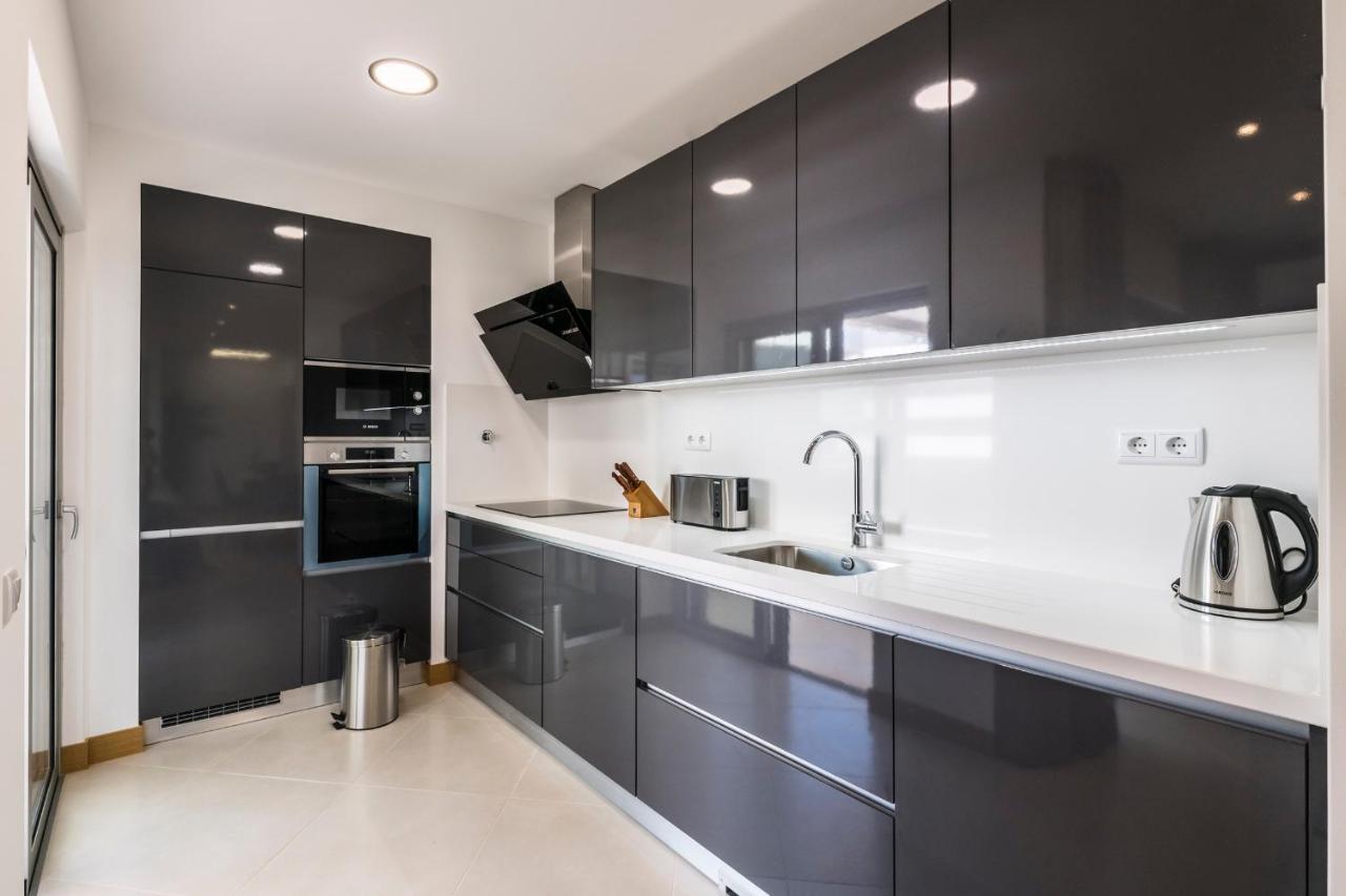 Coolhouses Lagos, 2 Bed Stylish City Flat, Rooftop Shared Pool, Clayheart ภายนอก รูปภาพ