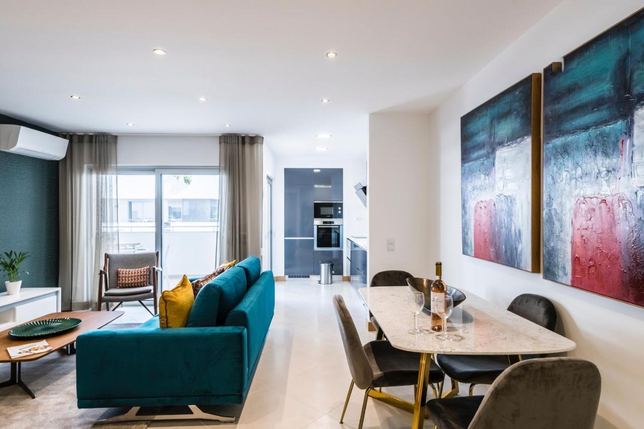 Coolhouses Lagos, 2 Bed Stylish City Flat, Rooftop Shared Pool, Clayheart ภายนอก รูปภาพ
