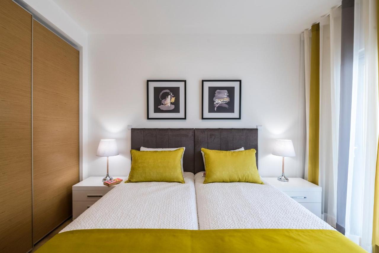 Coolhouses Lagos, 2 Bed Stylish City Flat, Rooftop Shared Pool, Clayheart ภายนอก รูปภาพ