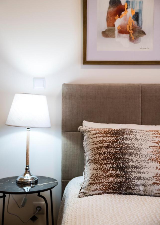 Coolhouses Lagos, 2 Bed Stylish City Flat, Rooftop Shared Pool, Clayheart ภายนอก รูปภาพ