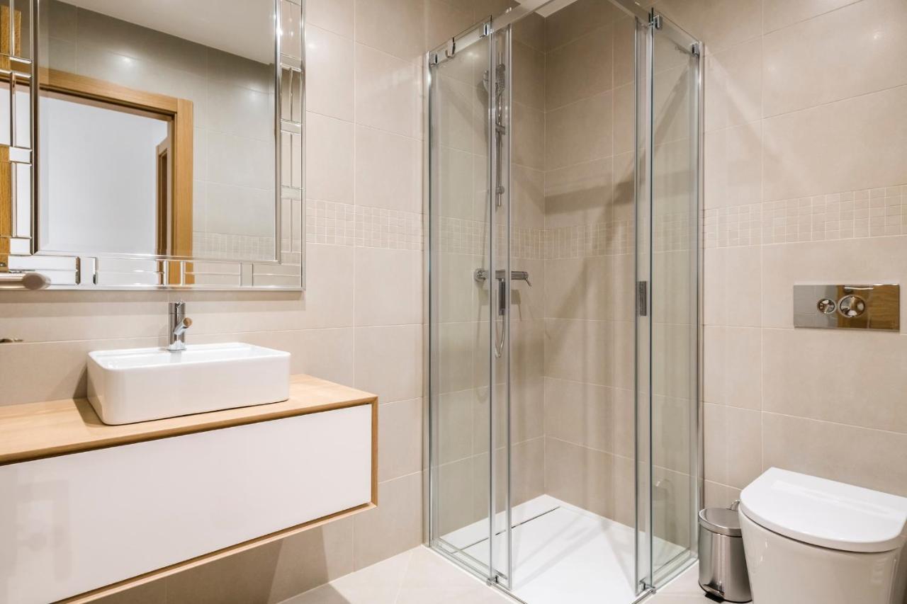 Coolhouses Lagos, 2 Bed Stylish City Flat, Rooftop Shared Pool, Clayheart ภายนอก รูปภาพ