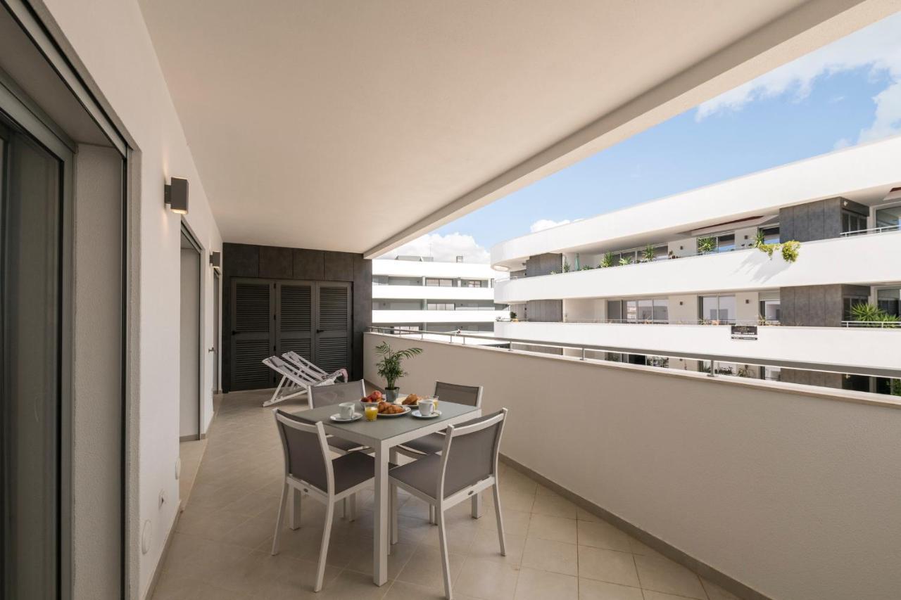 Coolhouses Lagos, 2 Bed Stylish City Flat, Rooftop Shared Pool, Clayheart ภายนอก รูปภาพ