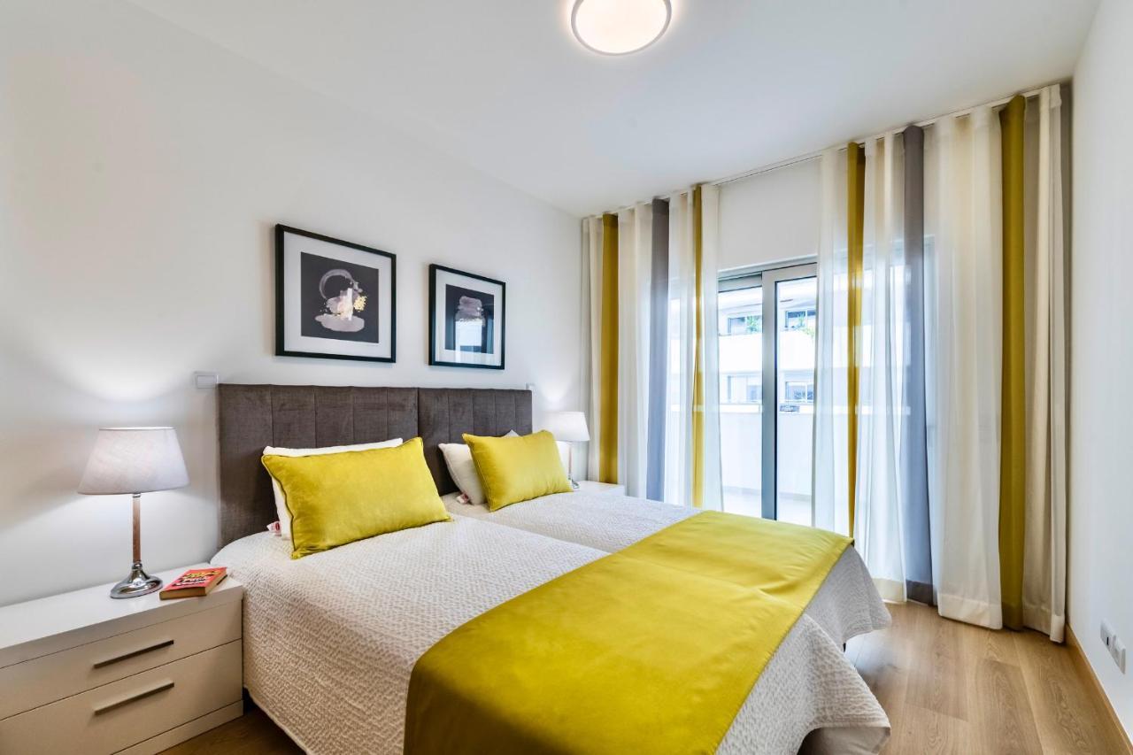Coolhouses Lagos, 2 Bed Stylish City Flat, Rooftop Shared Pool, Clayheart ภายนอก รูปภาพ