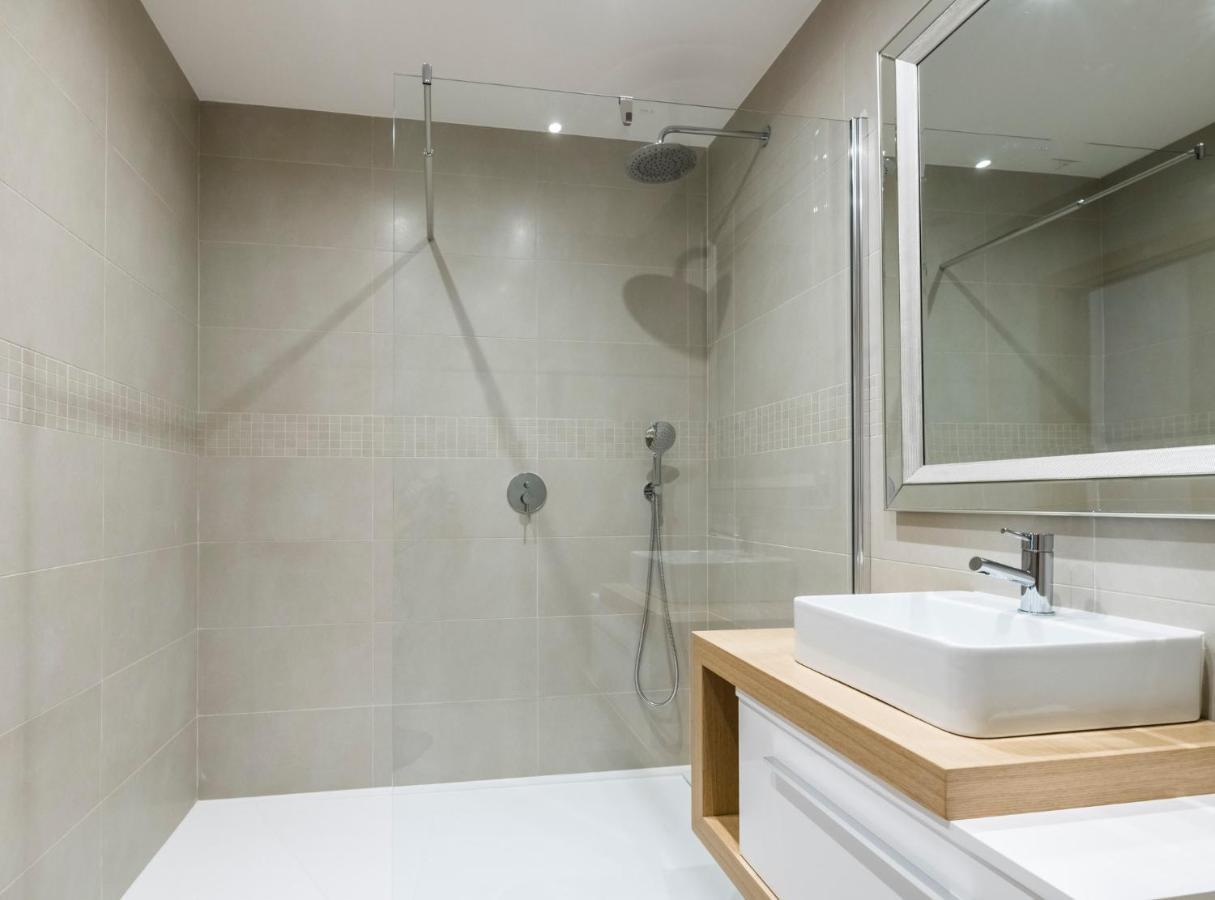 Coolhouses Lagos, 2 Bed Stylish City Flat, Rooftop Shared Pool, Clayheart ภายนอก รูปภาพ