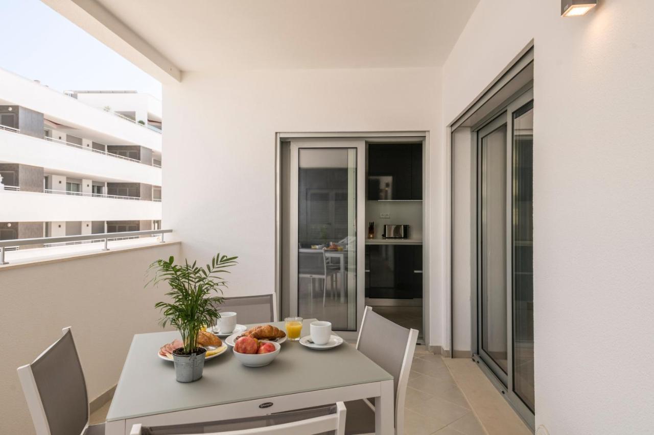 Coolhouses Lagos, 2 Bed Stylish City Flat, Rooftop Shared Pool, Clayheart ภายนอก รูปภาพ