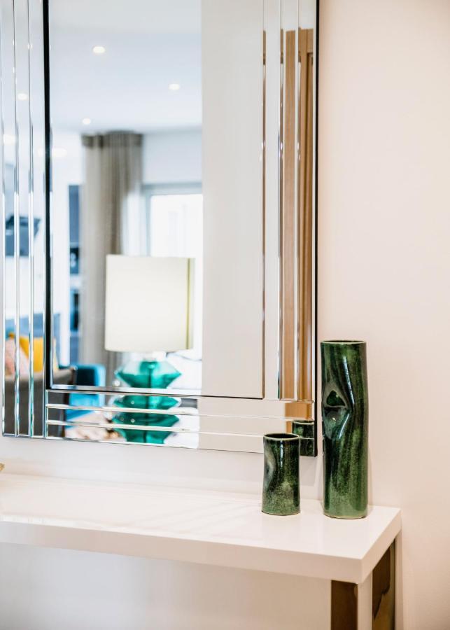 Coolhouses Lagos, 2 Bed Stylish City Flat, Rooftop Shared Pool, Clayheart ภายนอก รูปภาพ